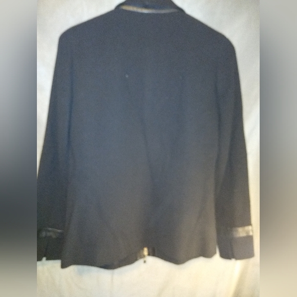 Doncaster long sleeve jacket with front pockets - Picture 4 of 5
